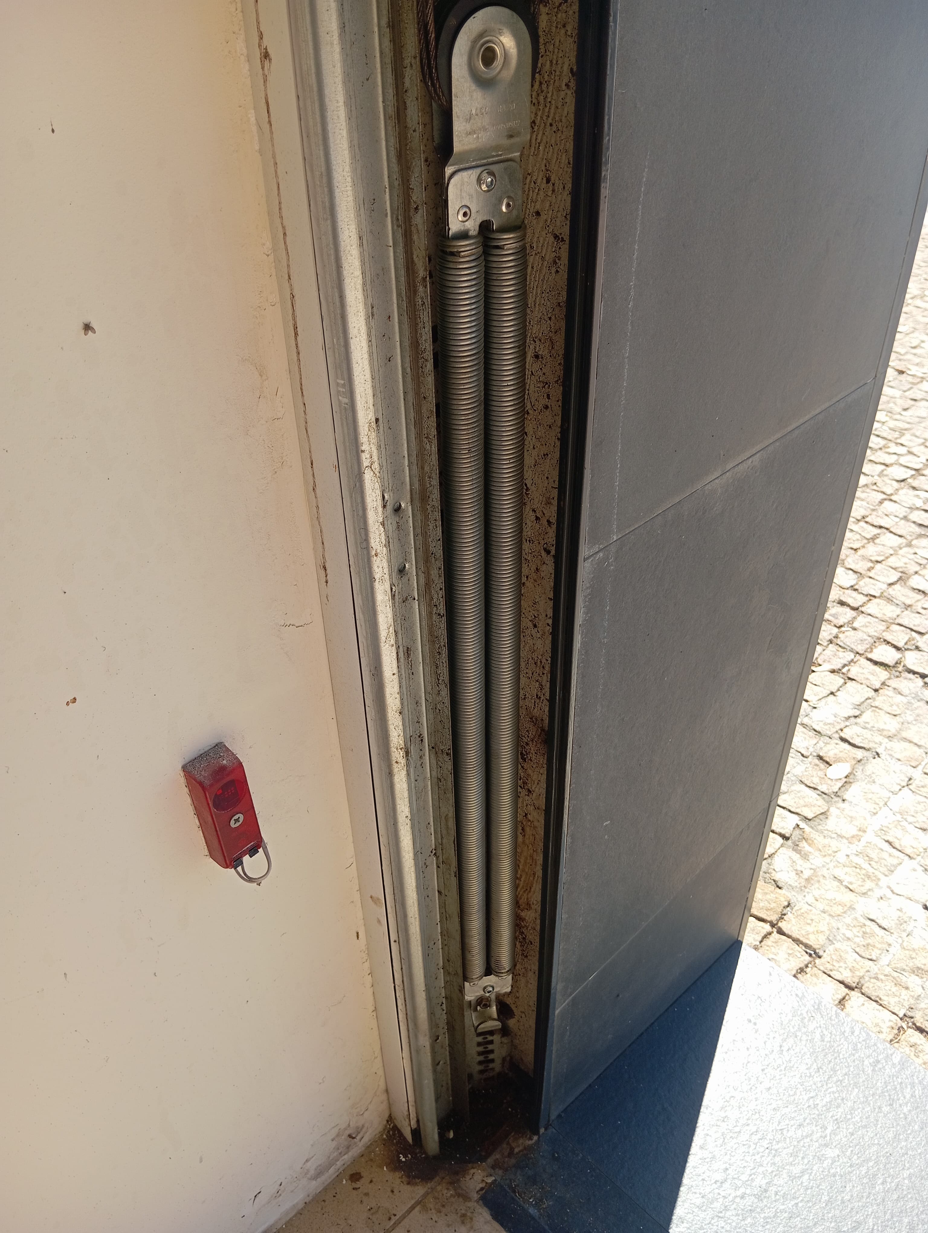 Sistema de molas laterais de porta seccionada