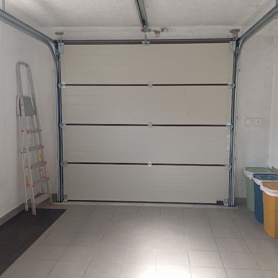 Automatismo e calha de porta de garagem