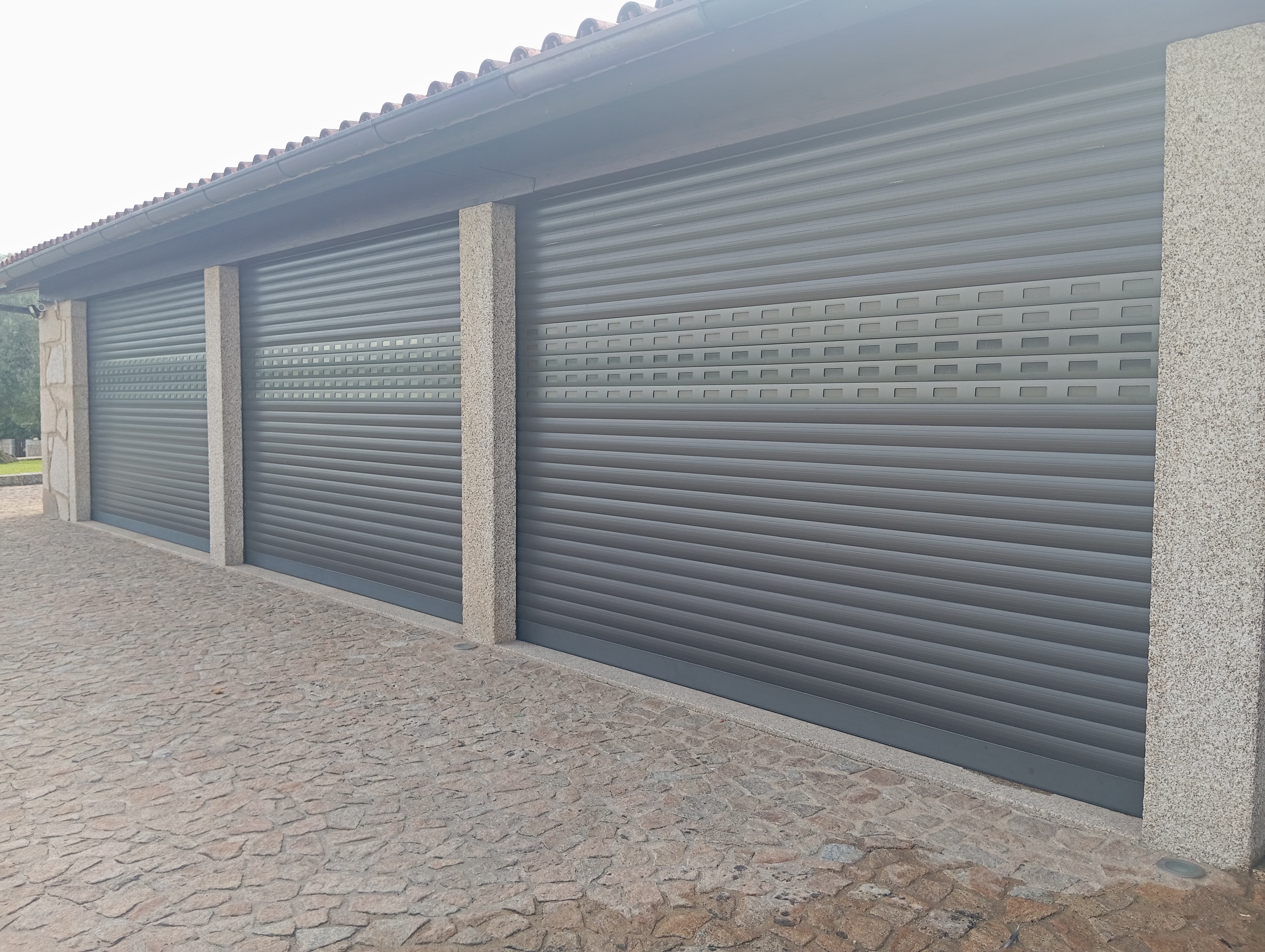 Portas automáticas de enrolar cinzentas